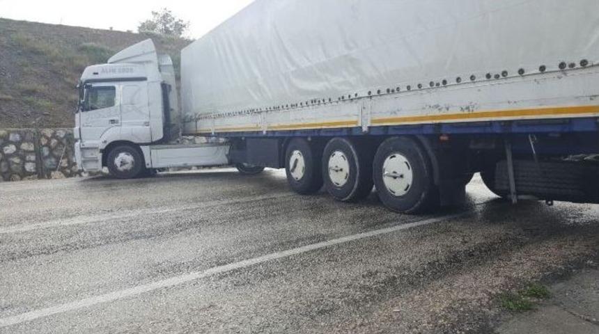 İş&ccedil;ileri Taşıyan Minib&uuml;s İle Tır &Ccedil;arpıştı: 1 &Ouml;l&uuml;, 6 Yaralı