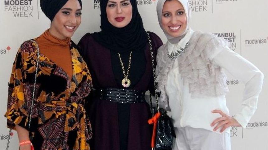 Tesett&uuml;r Modasına Ziyaret&ccedil;ilerden Yoğun İlgi