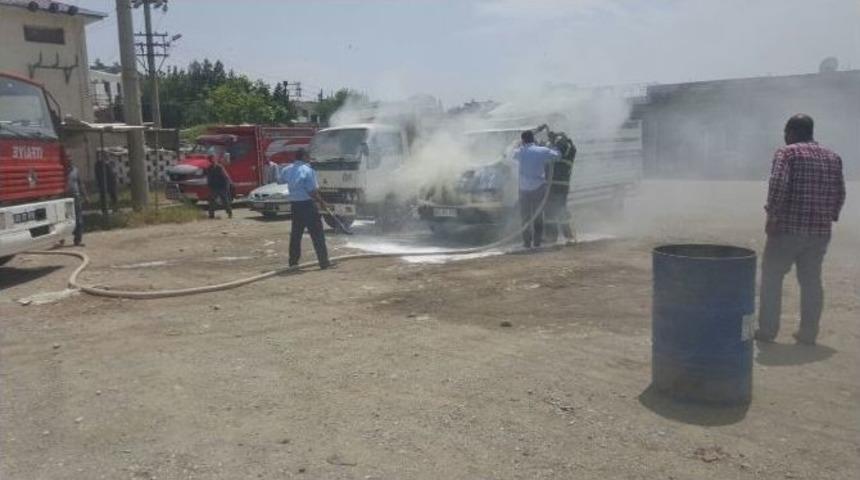 Park Halindeki Kamyonet Yandı