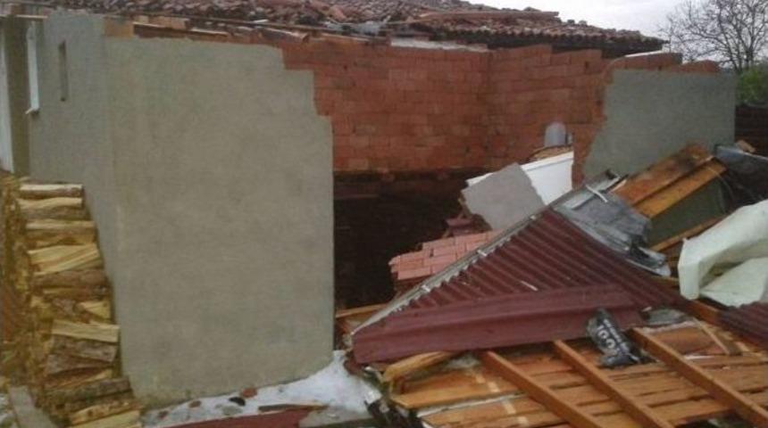 Kastamonu&rsquo;da Fırtına Evleri Yıktı, &Ccedil;atıları U&ccedil;urdu