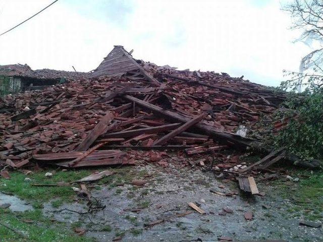 Kastamonu’da Fırtına Evleri Yıktı, Çatıları Uçurdu