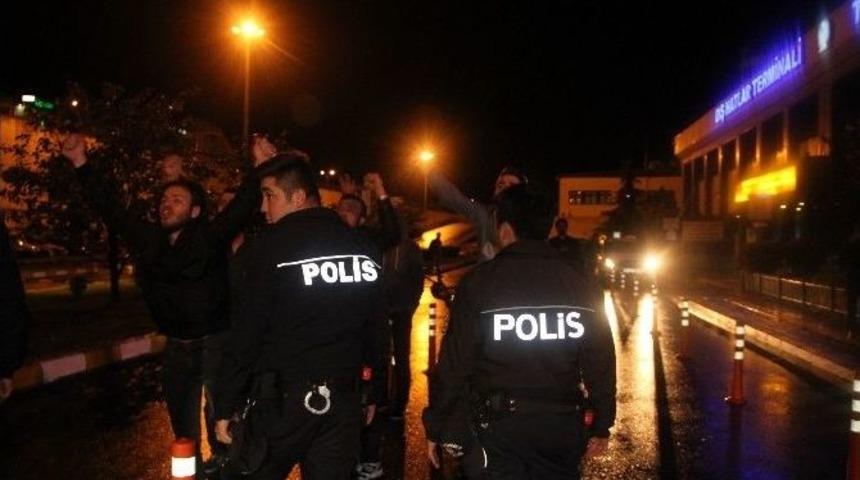 Taraftarlar Trabzonspor&rsquo;u Protesto Etti.