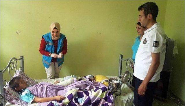 Kadirli Belediyesi’nden, Ameliyatlı Çocuğa Evde Pansuman Hizmeti