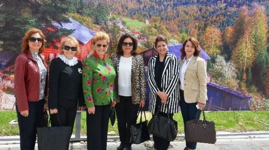 G&ouml;k&ccedil;ek D&uuml;zce Tanıtım Fuarında Hemşehrilerini Ziyaret Etti