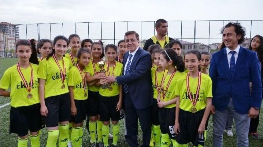 Okullar Arası Futbol Turnuvasında Kupalar Sahibini Buldu