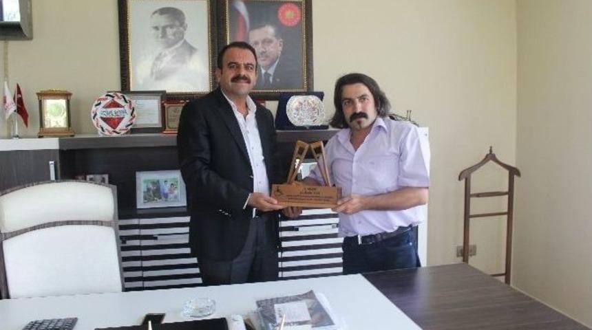Engelliler Derneğinden Teşekk&uuml;r Plaketi