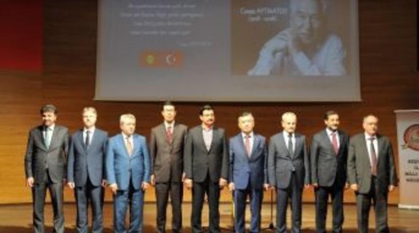 &Uuml;nl&uuml; Kırgız Yazar Aytmatov Anıldı