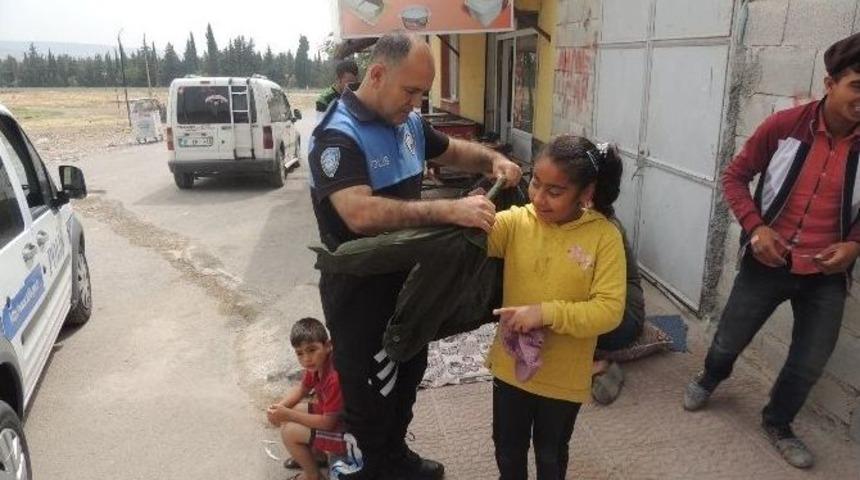 Kilisli Polislerden Giysi Yardımı