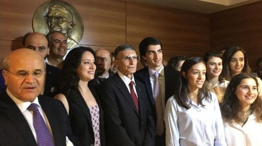 Nobel &Ouml;d&uuml;ll&uuml; Sancar&rsquo;dan Gen&ccedil;lere &rsquo;politika İle Uğraşmayın&rsquo; Mesajı