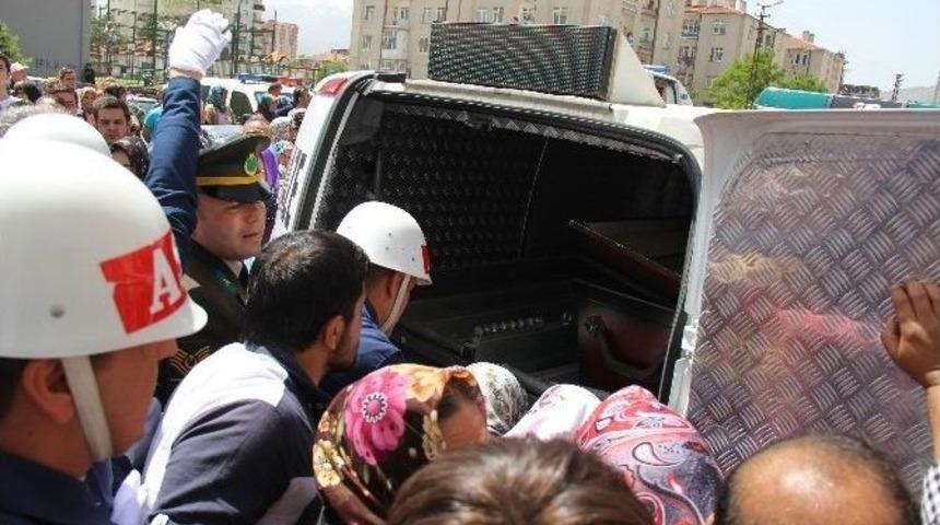 &Ccedil;ukurca Şehidi Son Kez Baba Evine Getirildi