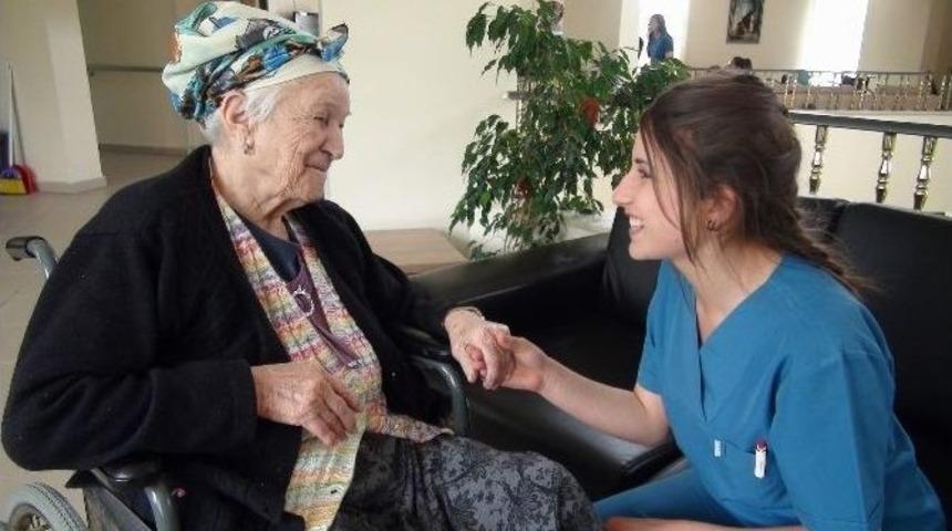 Yozgat Halide Edip Kız Meslek Lisesi &Ouml;ğrencilerinden Huzurevi&rsquo;nde Kalan Yaşlılara Bakım Hizmeti