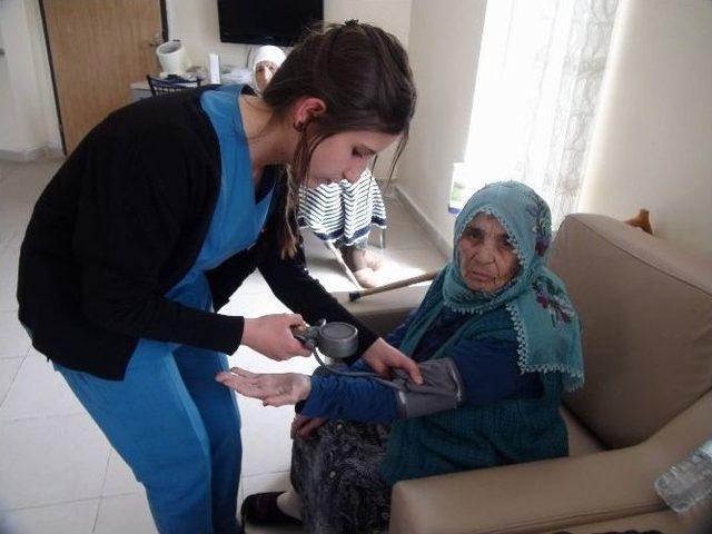 Yozgat Halide Edip Kız Meslek Lisesi Öğrencilerinden Huzurevi’nde Kalan Yaşlılara Bakım Hizmeti