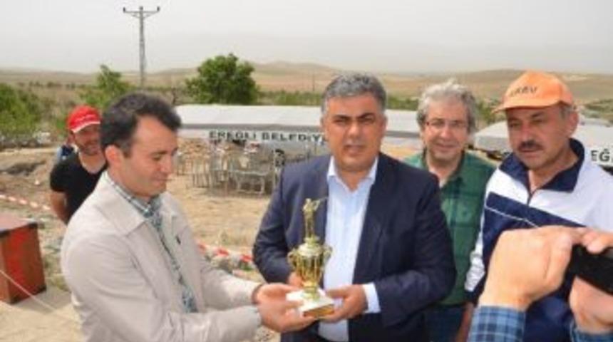 Avcılardan Başkan &Ouml;zg&uuml;ven&rsquo;e Kupa