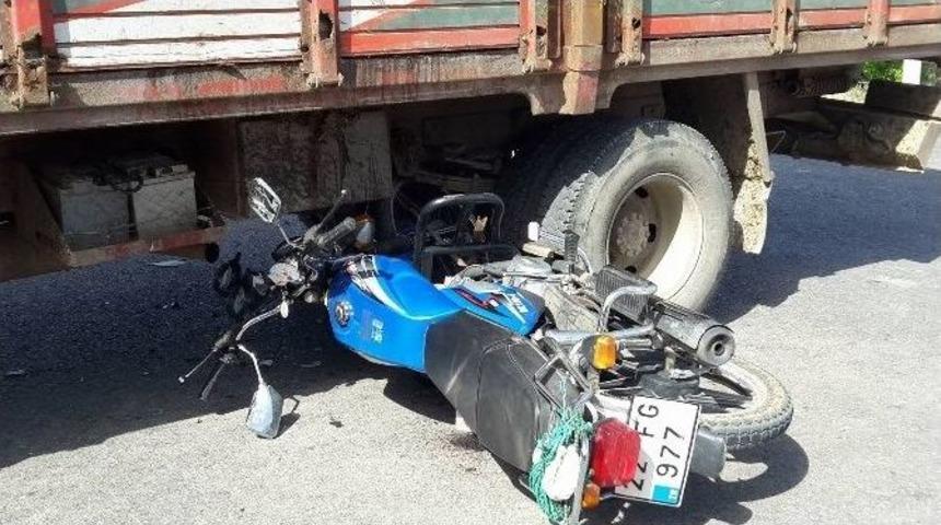 Motosiklet Kamyonun Altına Girdi