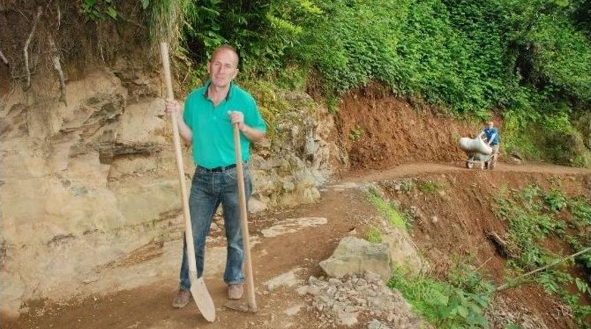 Kendi Yolunu Kendi Yaptı