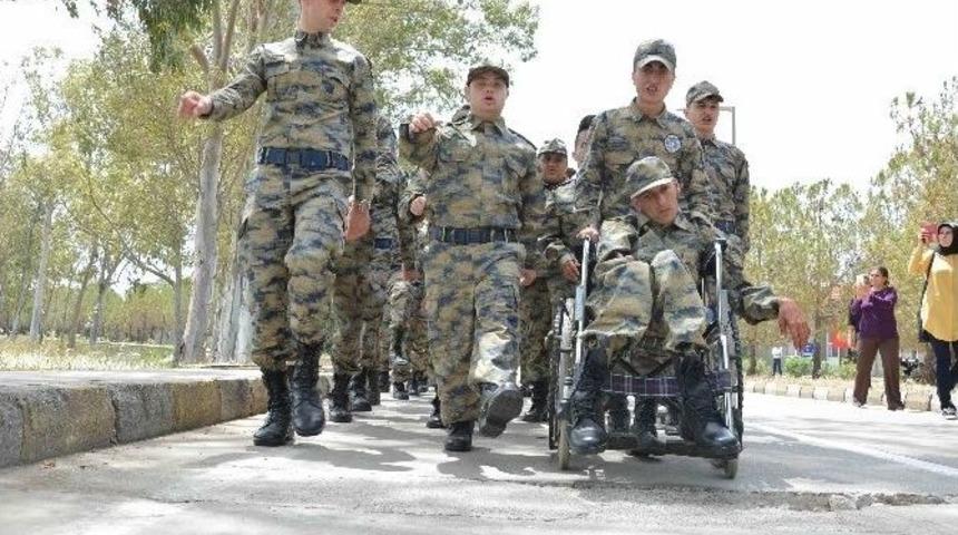 Engelli Gen&ccedil;ler &Uuml;niforma Giymenin Mutluluğunu Yaşadı