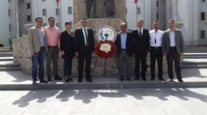 Eczacılar Atat&uuml;rk Anıtına &Ccedil;elenk Koydu