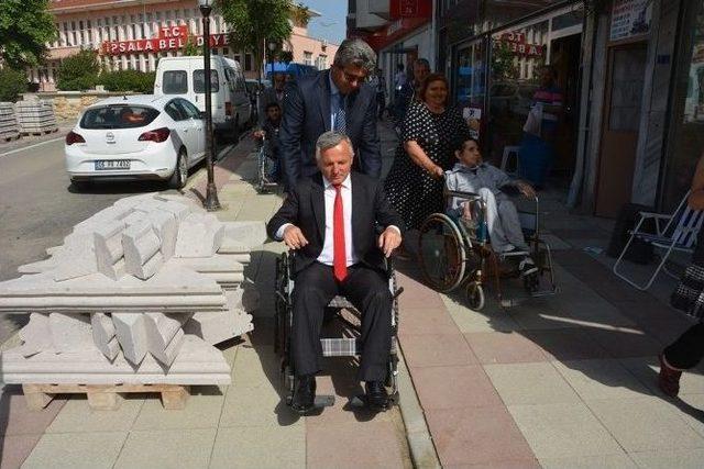 Belediye Başkan Tekerlikli Sandalyele Sokakları İnceledi 1