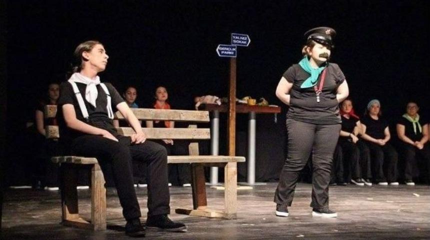 Tiyatro Şenliği Halkın Yoğun İlgisiyle Devam Ediyor