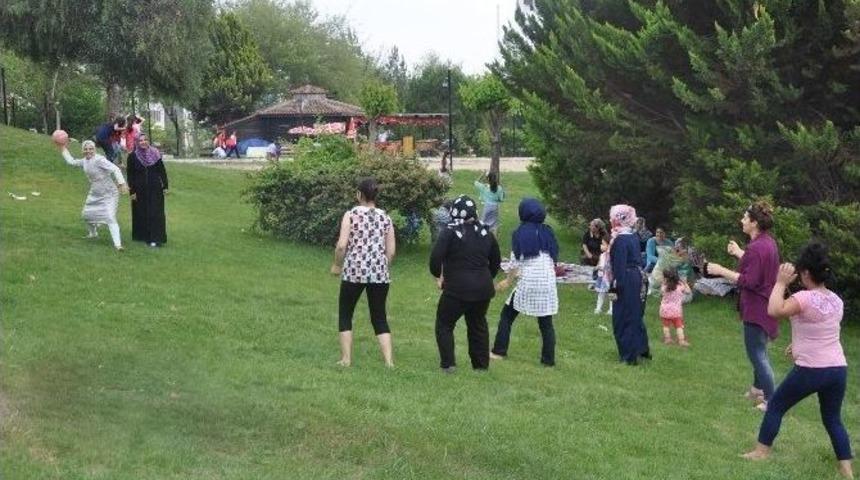 &Ccedil;ukurova Halkı Parklarda Pikniğe Koştu