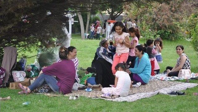 &Ccedil;ukurova Halkı Parklarda Pikniğe Koştu 2