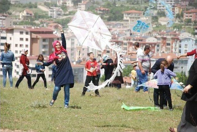 Engelli Öğrenciler ‘uçurtma Şenliği’nde Aileleri İle Birlikte Eğlendi