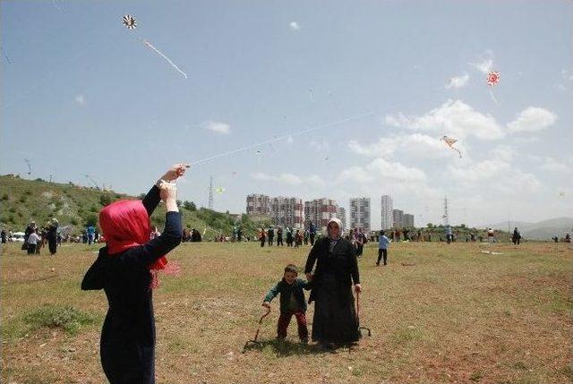 Engelli Öğrenciler ‘uçurtma Şenliği’nde Aileleri İle Birlikte Eğlendi