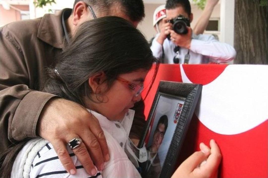 10 Yaşındaki Şehit Kızı Babasının &Ouml;nce Fotoğrafını &Ouml;pt&uuml; Sonra Tabutuna Sarılıp G&ouml;zyaşı D&ouml;kt&uuml;