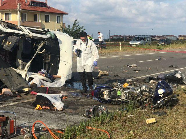 Hafif ticari araç, iki motosiklete çarpıp devrildi: 7 ölü, 3 yaralı (2)- Yeniden