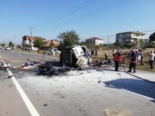 Hafif ticari araç, iki motosiklete çarpıp devrildi: 7 ölü, 3 yaralı (2)- Yeniden