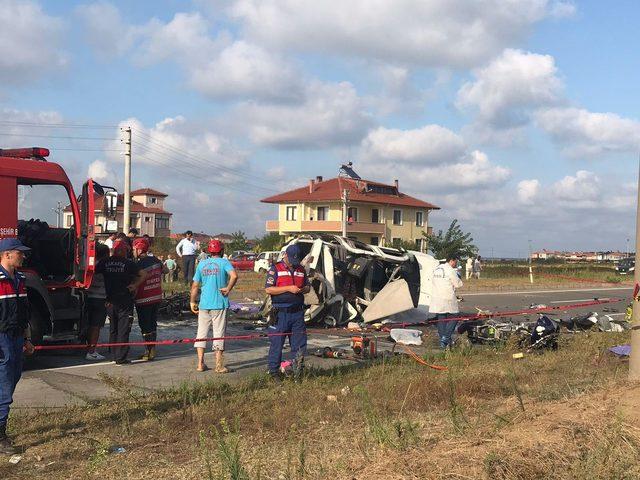 Hafif ticari araç, iki motosiklete çarpıp devrildi: 7 ölü, 3 yaralı (2)- Yeniden