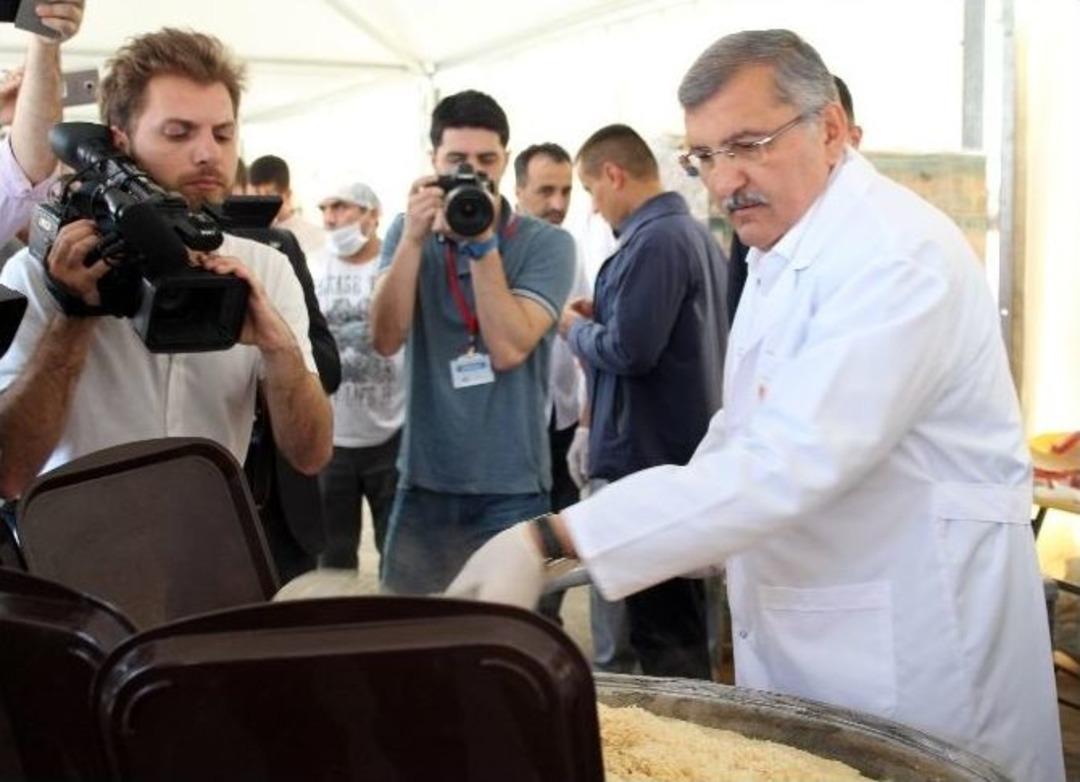 T&uuml;rkistan&rsquo;ın En Meşhur Lezzeti 20 Bin Kişiye İkram Edildi