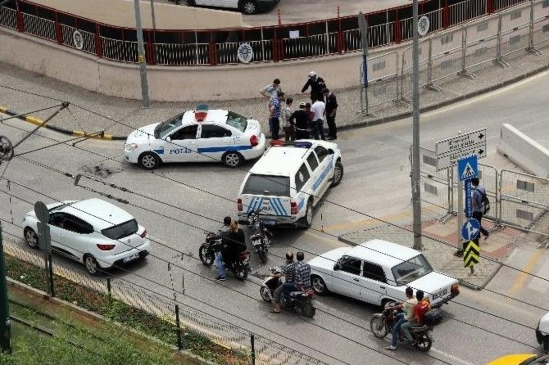 Motosiklet Polis Aracına &Ccedil;arptı: 1 Yaralı