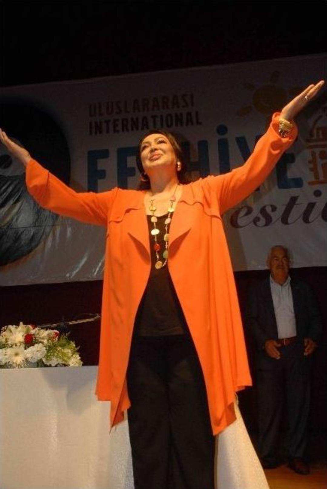 T&uuml;rkan Şoray&rsquo;a &rsquo;yaşam Boyu K&uuml;lt&uuml;r Ve Sanata Katkı&rsquo; &Ouml;d&uuml;l&uuml; Verildi