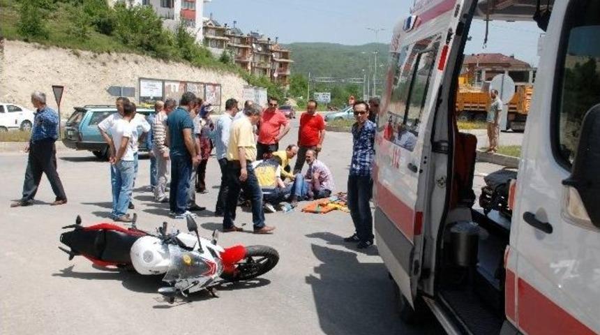 Kavşaktan Kontrols&uuml;z &Ccedil;ıkan Otomobil Motosiklete &Ccedil;arptı