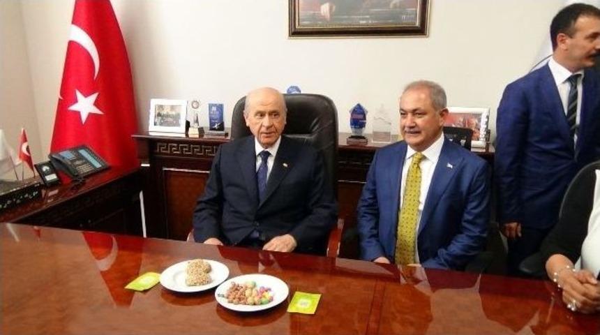 Devlet Bah&ccedil;eli, Memleketi Osmaniye&rsquo;de "hareketin Lideri Devlet Bah&ccedil;eli" Sloganlarıyla Karşılandı