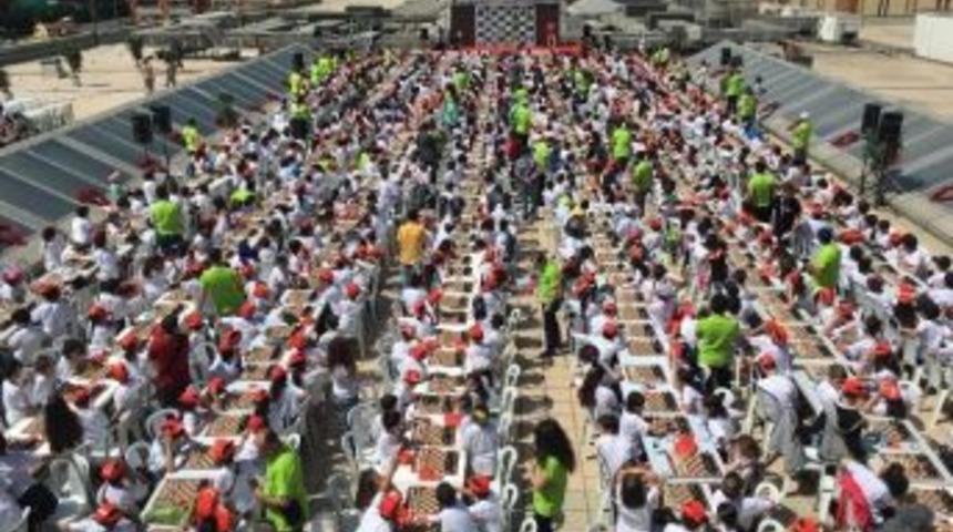 &Ccedil;ocuklar, D&uuml;nya Satran&ccedil; Rekoru Kırdı