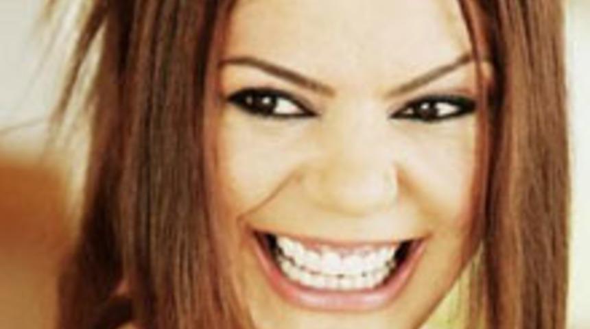 İzel Yüzündeki İzlerinden Nasıl Kurtuldu?