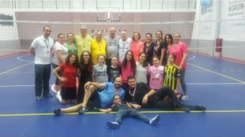 Anneler Babalar Sahada, &Ccedil;ocuklar Trib&uuml;nde