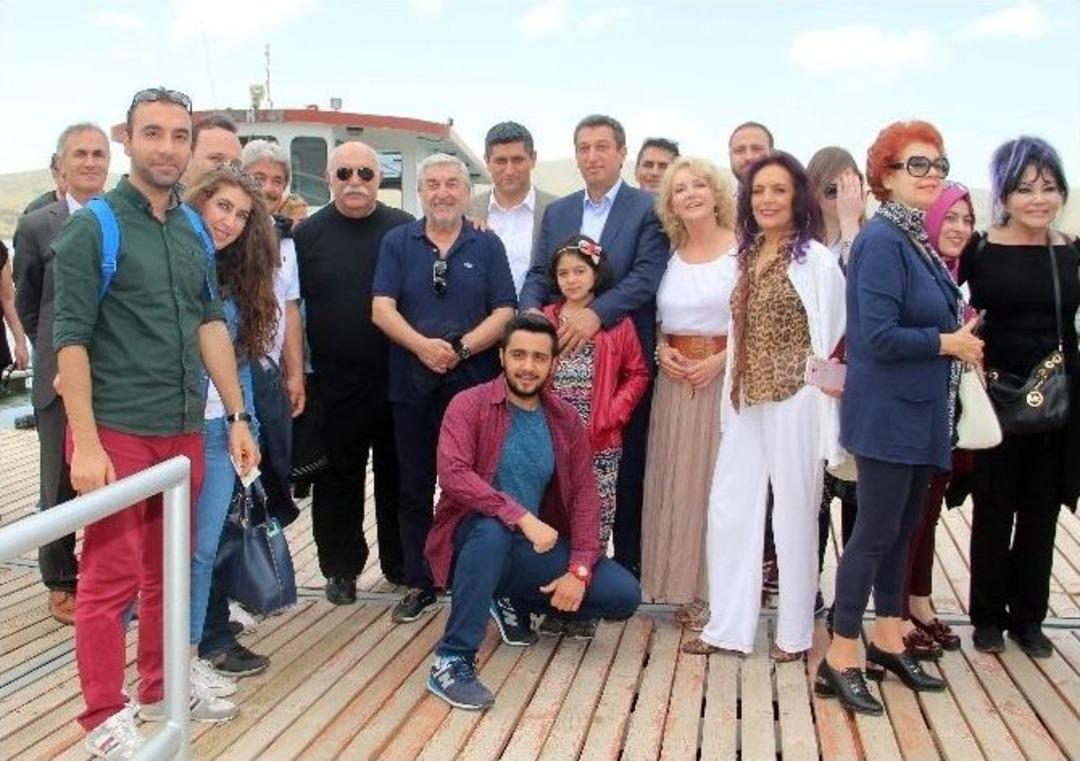 &Uuml;nl&uuml;ler Elazığ&rsquo;da Tekneyle Gezip, Martıları Seyretti
