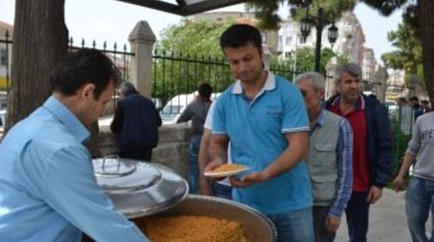 Gelibolu&rsquo;da &Ccedil;ift&ccedil;iler G&uuml;n&uuml; Nedeniyle Pilav Dağıtıldı
