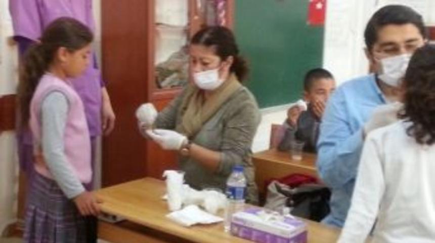 İlkokul &Ouml;ğrencilerine Flor Vernik Uygulaması