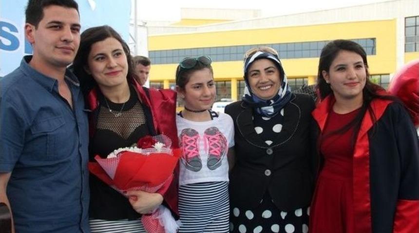 Mezuniyet T&ouml;reninde S&uuml;rpriz Evlenme Teklifi