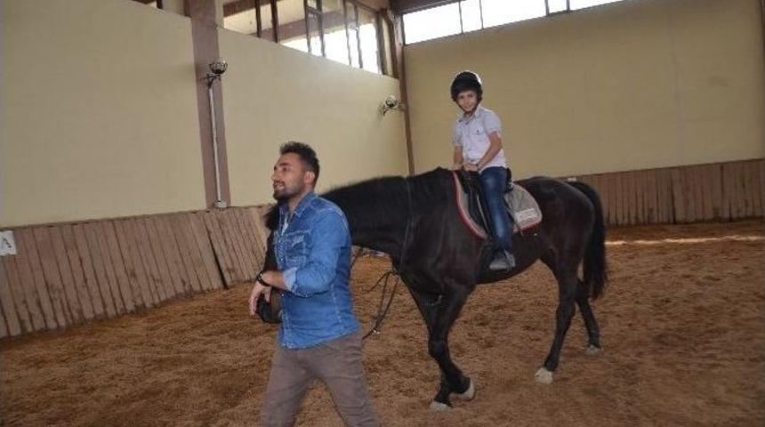 Han&ouml;n&uuml;l&uuml; &Ouml;ğrenciler İlk Kez Ata Bindi