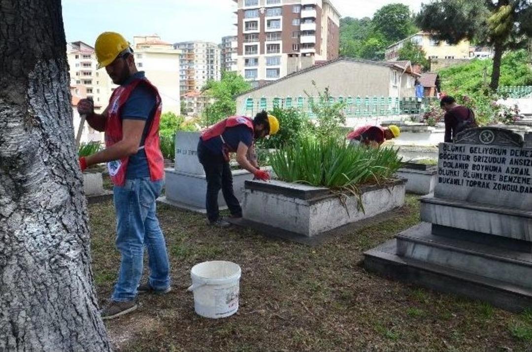 &Ouml;ğrenciler Maden Şehitlerinin Mezarını Temizledi