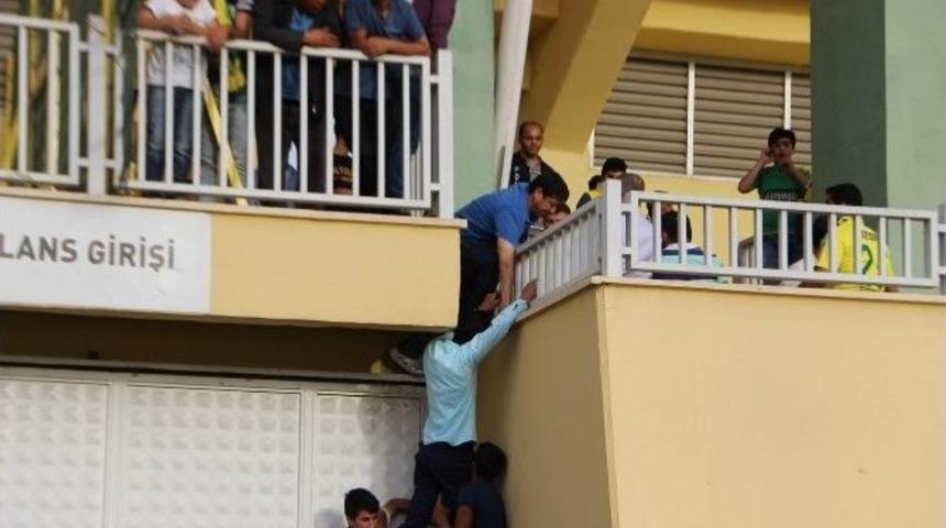 Dışarıda Kalan Taraftarlar Duvarlara Tırmanıp Ma&ccedil;a Girdi