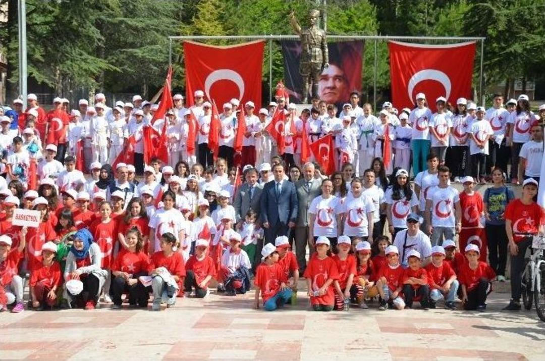 Gen&ccedil;lik Haftası Kutlamaları "gen&ccedil;lik Y&uuml;r&uuml;y&uuml;ş&uuml;" İle Başladı