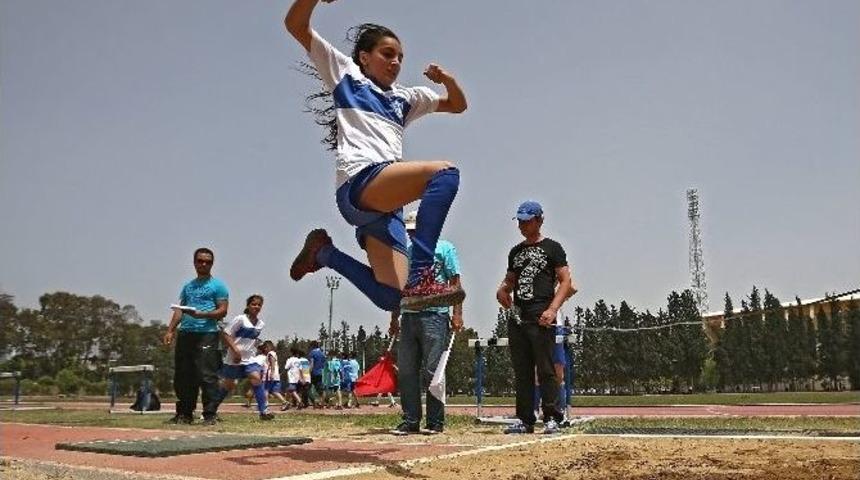 Minik Atletler Pistin Tozunu Attı