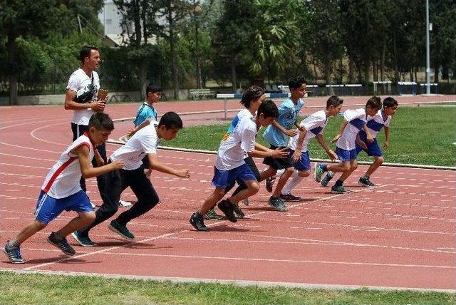 Minik Atletler Pistin Tozunu Attı