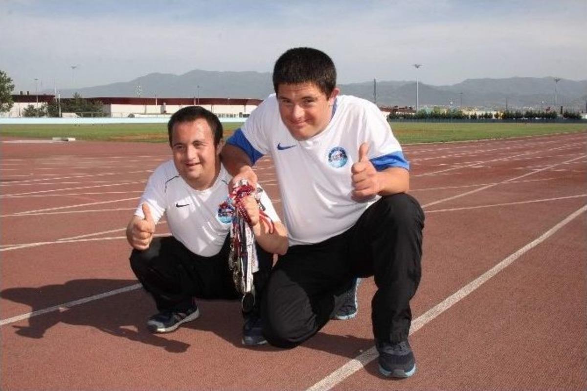 Engelli Sporcu Hem Madalya Kazanıyor Hem De G&uuml;ld&uuml;r&uuml;yor